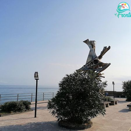 Casa Fronte Mare Villa ซานตาเทเรซา ดี รีวา ภายนอก รูปภาพ